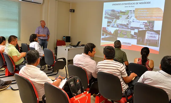 Languiru divide sua experiência com cooperativas do Peru