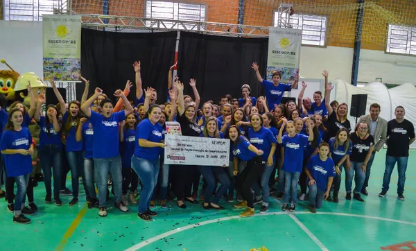 Desafio cultural sobre cooperativismo une estudantes em Taquari