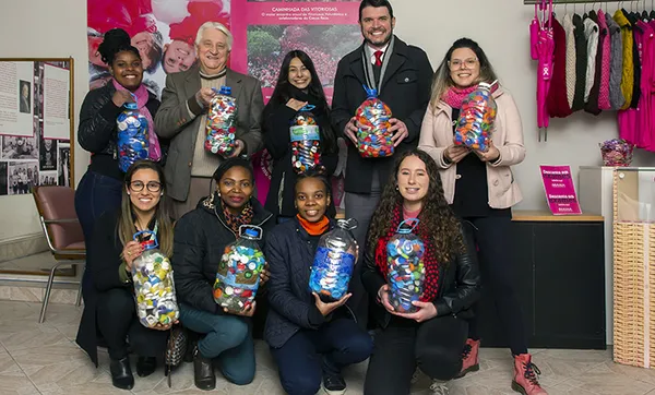 Unicred Porto Alegre entrega 133,45 kg de tampinhas plásticas ao IMAMA