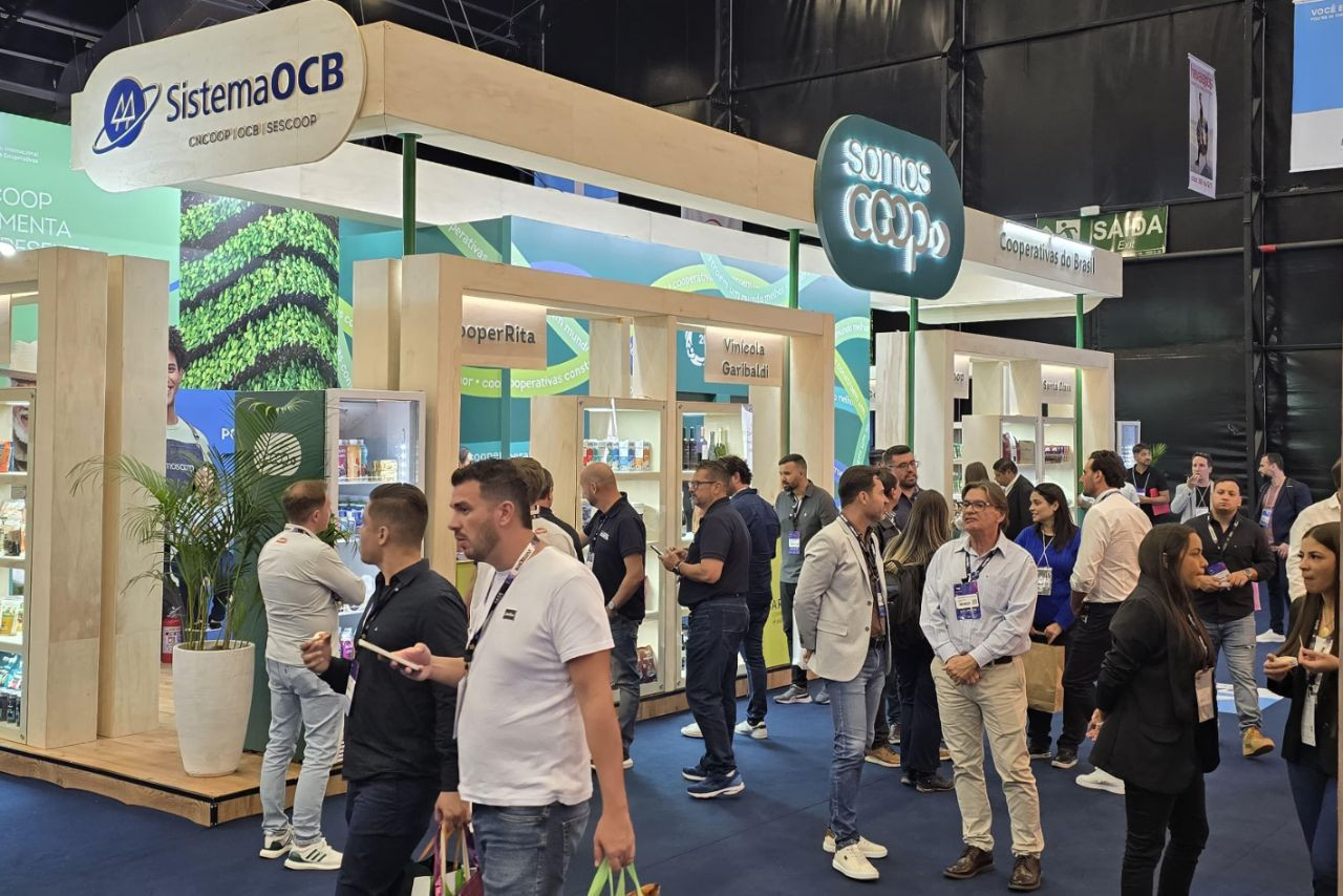 Estande do Sistema OCB na Apas Show 2025 reúne cooperativas como Santa Clara, Vinícola Garibaldi e outras, com grande circulação de visitantes e exposição de produtos.