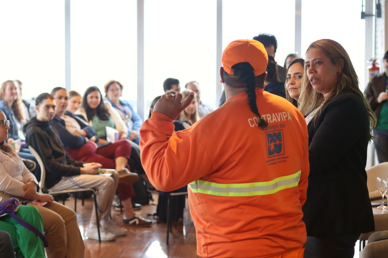 Participantes do Talk Coop acompanham depoimento de cooperado da Cootravipa, em Porto Alegre, durante visita técnica promovida pelo Sistema Ocergs.