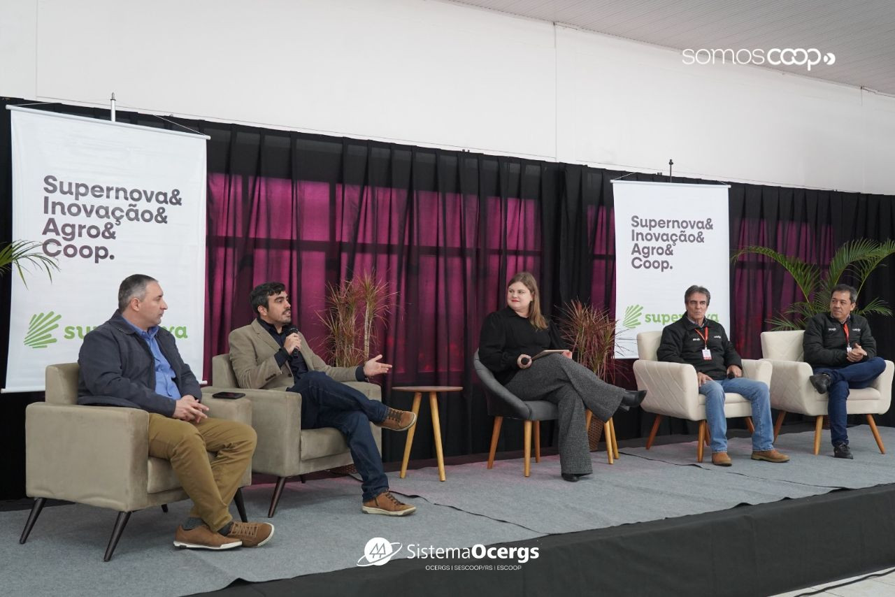  Painel do programa Supernova 2025 reúne representantes da Cotrijal, Escoop, OCB e Sistema Ocergs em debate sobre o papel do cooperativismo no futuro da juventude rural.