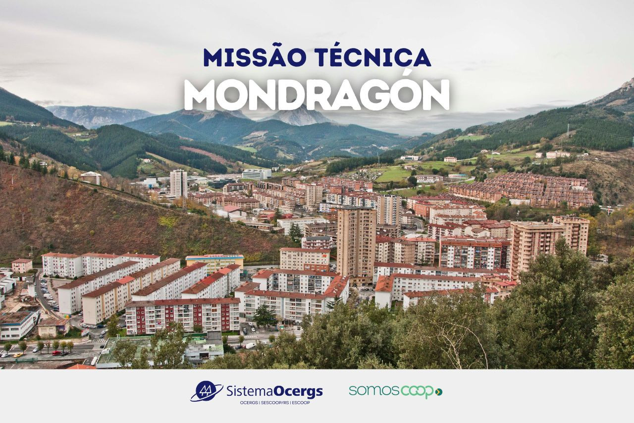 Vista panorâmica da cidade de Mondragón, na Espanha, cercada por montanhas, com destaque para o título “Missão Técnica Mondragón” e logotipos do Sistema Ocergs e SomosCoop.