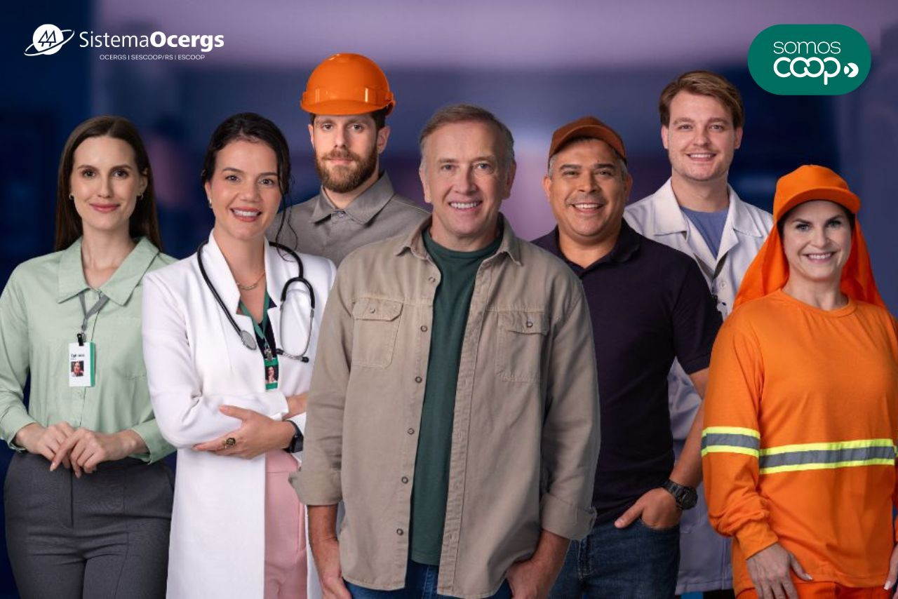 Pessoas representando diferentes profissões posam lado a lado, simbolizando a diversidade de áreas de atuação das cooperativas gaúchas na campanha “Onde tem uma cooperativa”, do Sistema Ocergs.