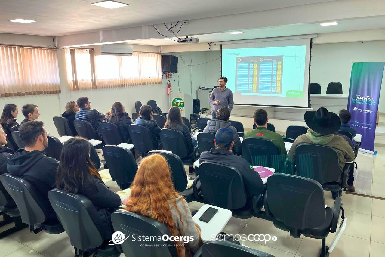 Participantes assistem a uma apresentação do Programa Jovens do Agro.