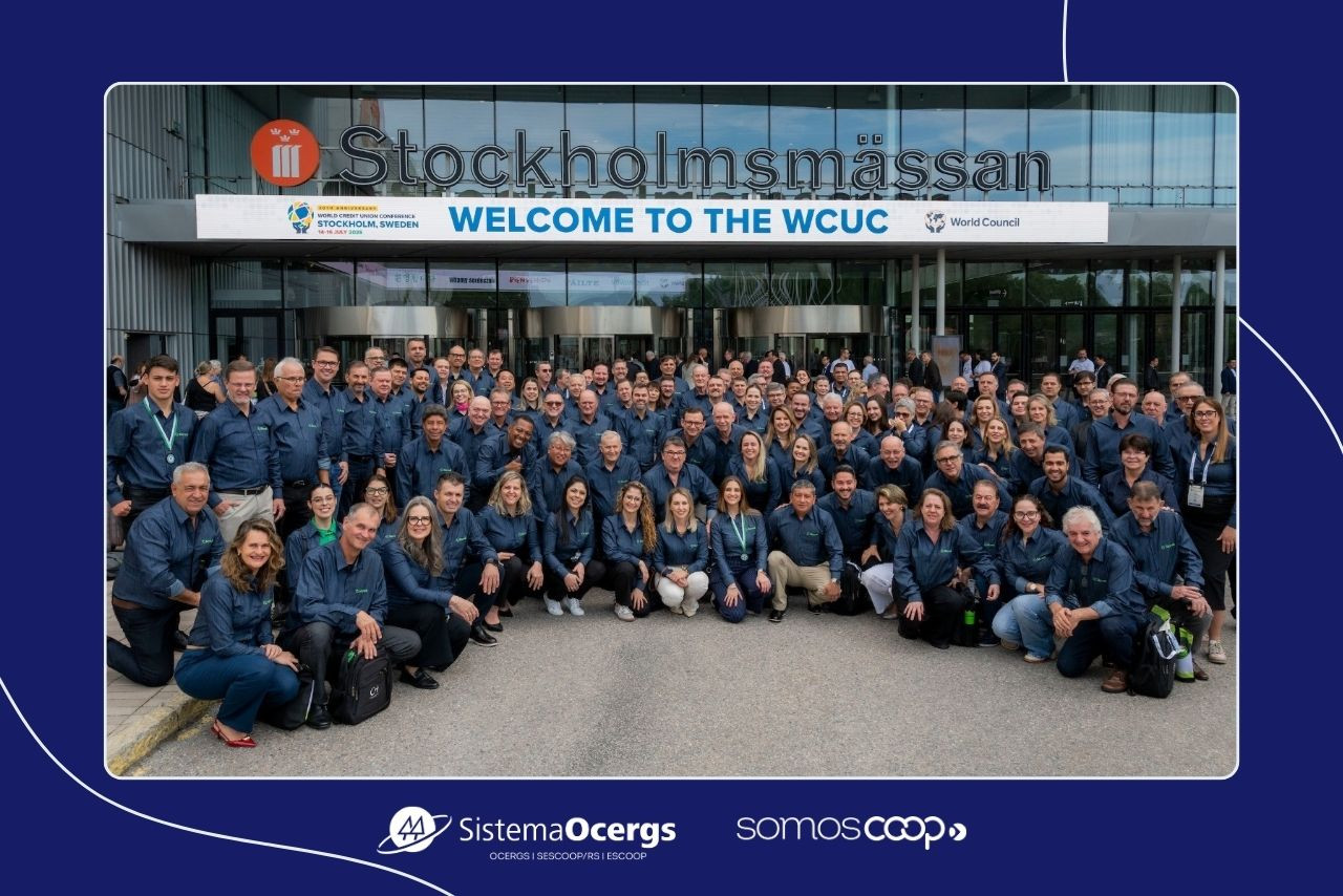 Delegação brasileira com mais de 130 representantes do Sicredi posa em frente ao centro de convenções Stockholmsmässan, na Suécia, durante a Conferência Mundial das Cooperativas de Crédito (WCUC 2025).