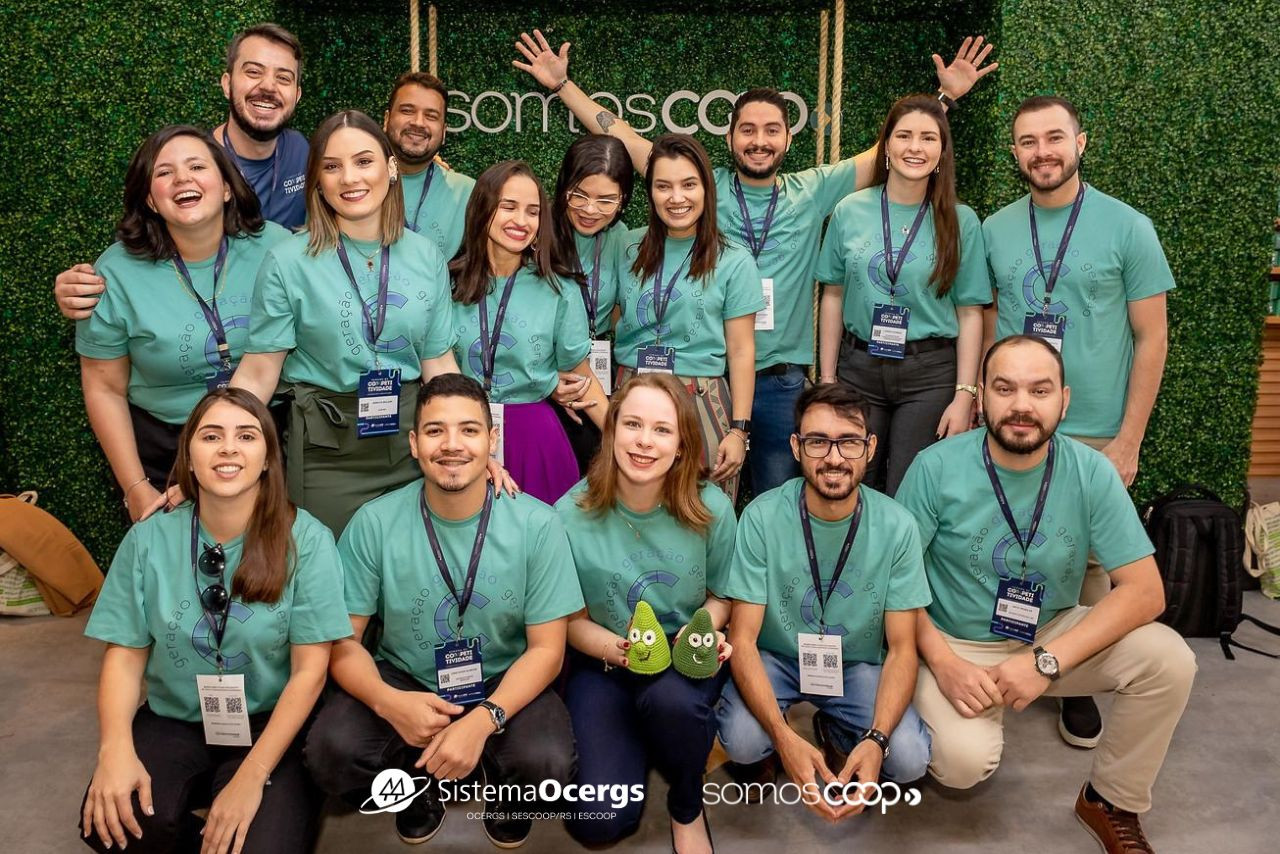 Jovens do movimento cooperativista posam sorridentes com camisetas verdes durante evento do Sistema OCB, destacando união, protagonismo e espírito colaborativo.