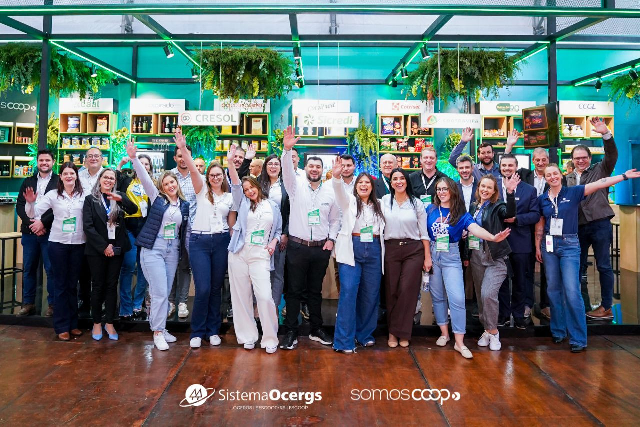 Profissionais de vendas, negócios, comunicação e marketing das cooperativas gaúchas reunidos em frente ao estande multicooperativo do Sistema Ocergs na Expoagas.Profissionais de vendas, negócios, comunicação e marketing das cooperativas gaúchas reunidos em frente ao estande multicooperativo do Sistema Ocergs na Expoagas.