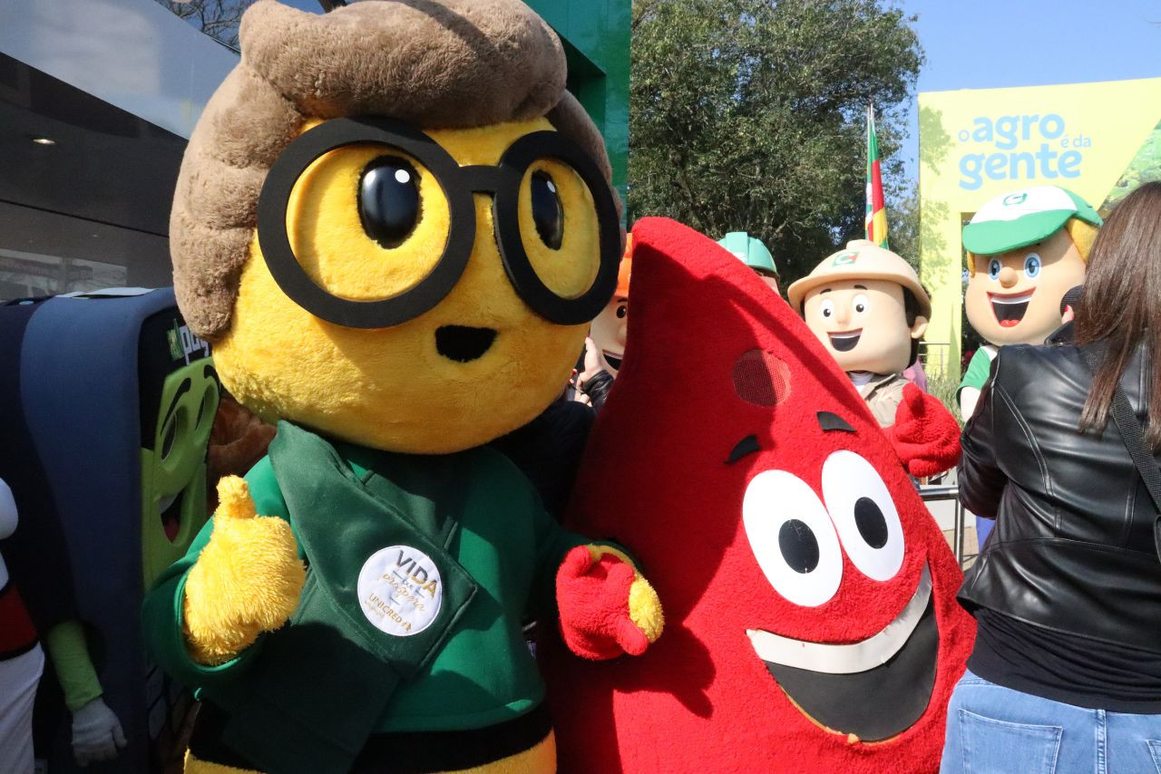 Mascotes do Cooperativismo roubam a cena na Expointer