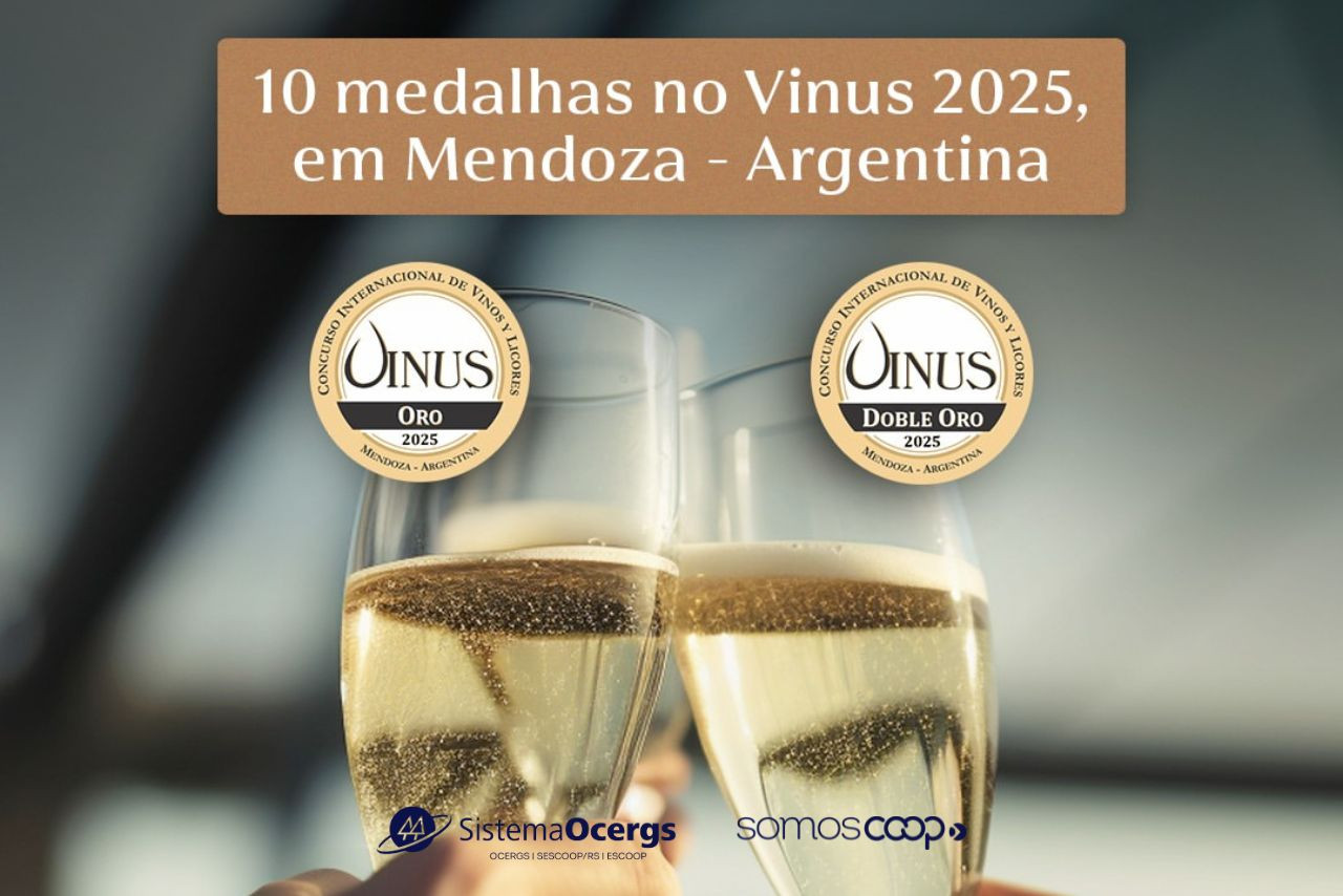 Um brinde com duas taças de espumante em celebração às conquistas da Cooperativa Vinícola Nova Aliança.