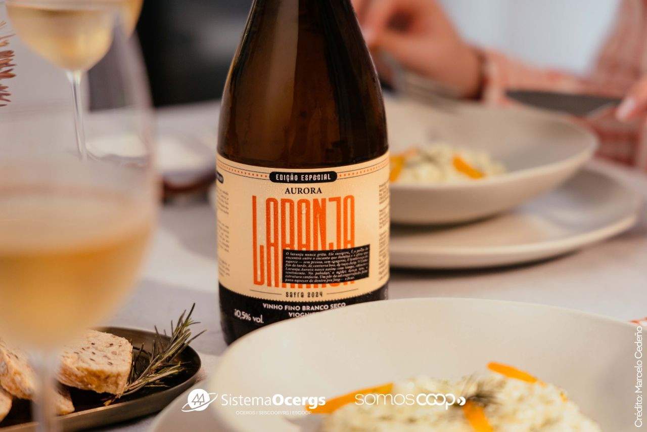 Rótulo do vinho laranja da Cooperativa Vinícola Aurora. 