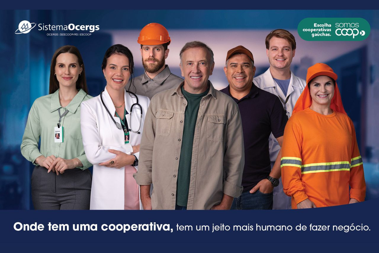Banner institucional da campanha "Onde tem uma cooperativa", com uma diversidade de profissionais dentro de uma casa, demonstrando como o cooperativismo faz parte da vida das pessoas.
