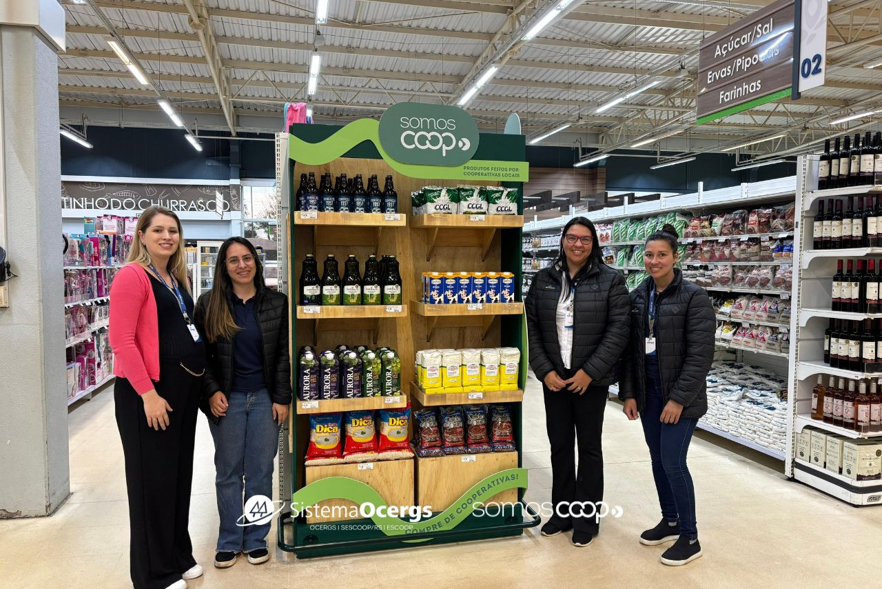 Gôndola especial com o carimbo #SomosCoop no supermercado da Cotripal.    