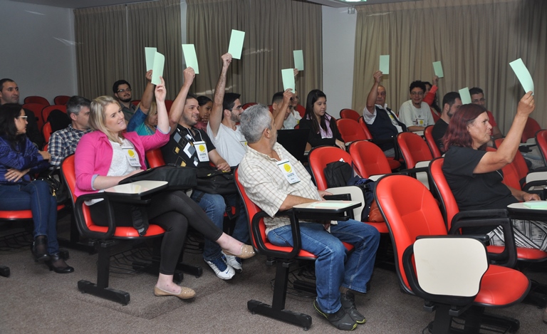 Alunos da Escoop realizam primeira Assembleia Geral Simulada