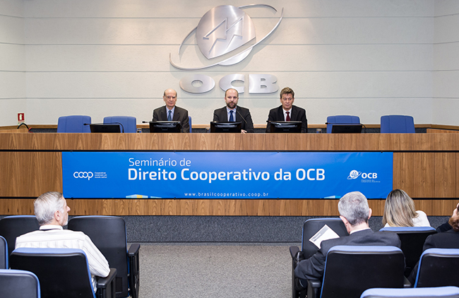 Advogados e assessores jurídicos debatem Direito Cooperativo