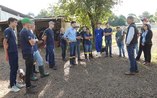 Aprendizes cooperativos do campo visitam produtores da Cotrijal