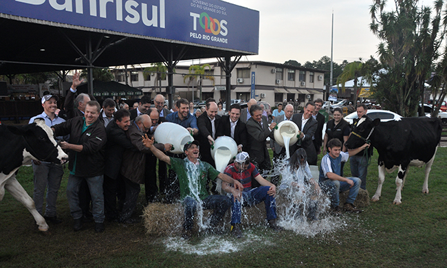 Produção da cadeia de leite gaúcha é destaque na abertura da Fenasul/Expoleite