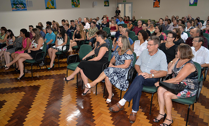 Jovens estudantes recebem certificados pelo Programa Aprendiz Cooperativo