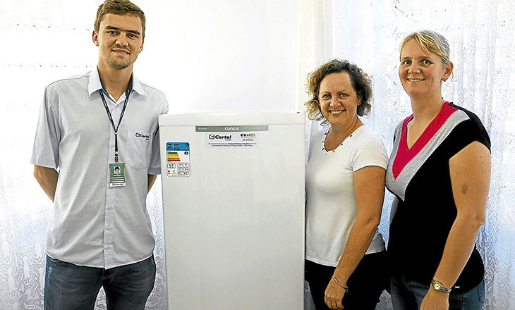 Certel continua substituição de lâmpadas e refrigeradores em escolas