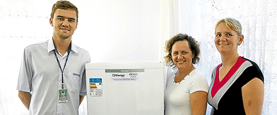 Certel continua substituição de lâmpadas e refrigeradores em escolas