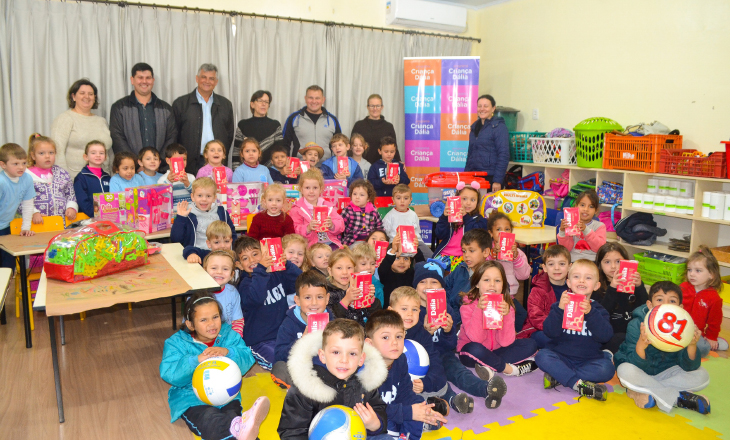 Escolas de Arroio do Meio recebem doações do Programa Criança Dália