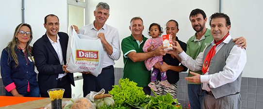 Dois mil litros de leite Dália incrementam cestas do PAA em Charqueadas