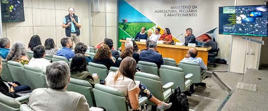 Ecocitrus apresenta experiência bem-sucedida com insumos orgânicos no Ministério da Agricultura