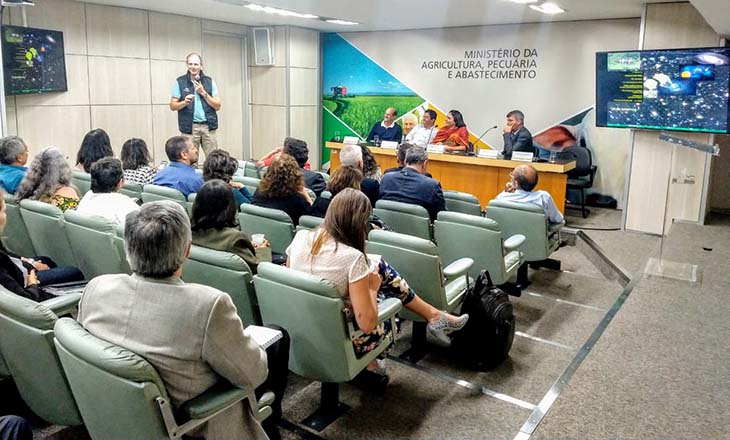 Ecocitrus apresenta experiência bem-sucedida com insumos orgânicos no Ministério da Agricultura