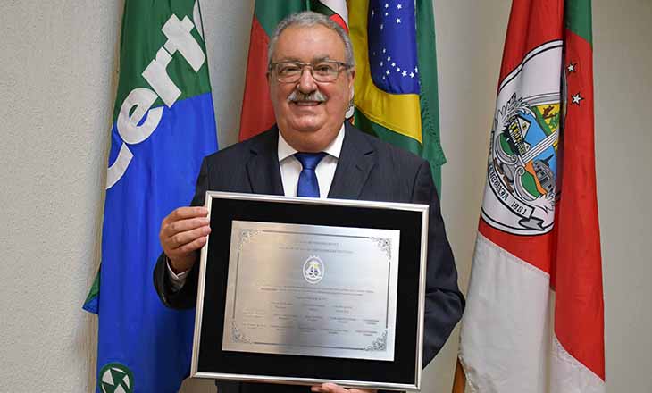 Erineo Hennemann recebe título de Cidadão Teutoniense