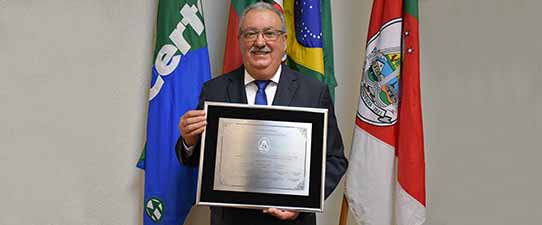 Erineo Hennemann recebe título de Cidadão Teutoniense