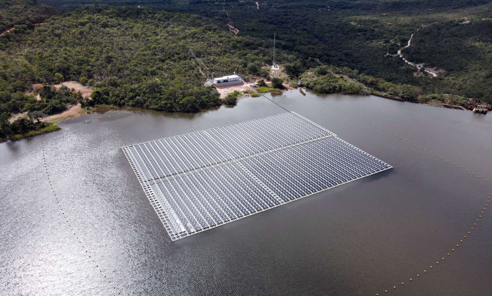 Creral e Mil Engenharia colocam em operação a maior usina solar flutuante do Brasil