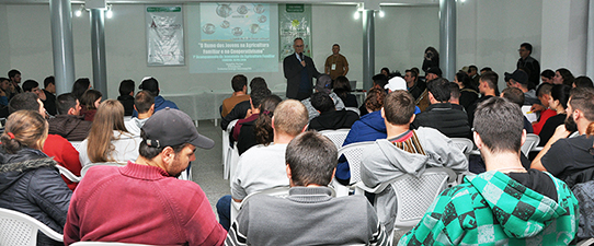 Fecovinho reúne jovens em Acampamento da Agricultura Familiar