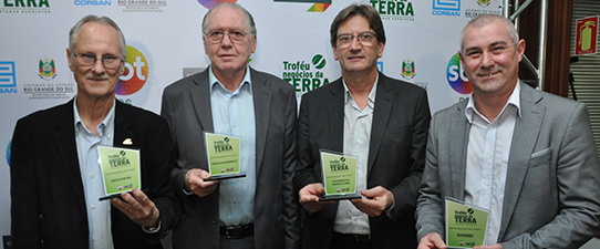 Sescoop/RS e cooperativas recebem Troféu Negócios da Terra