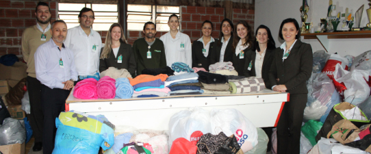 Participantes do Práticas de Sustentabilidade fazem doação de roupas