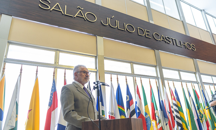 Presidente do Sistema Ocergs, Darci Hartmann recebe a medalha da 56ª Legislatura da Assembleia Legislativa