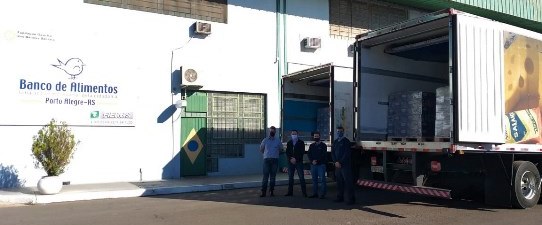 Leite doado por associados da Santa Clara é entregue ao Banco de Alimentos do RS